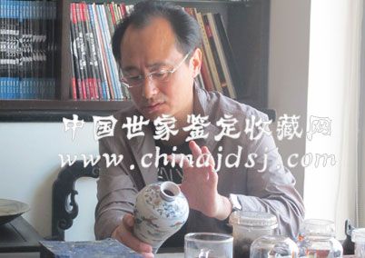 故宫博物院  瓷器部副主任 瓷器鉴定专家 吕成龙 正在为藏友进行鉴定